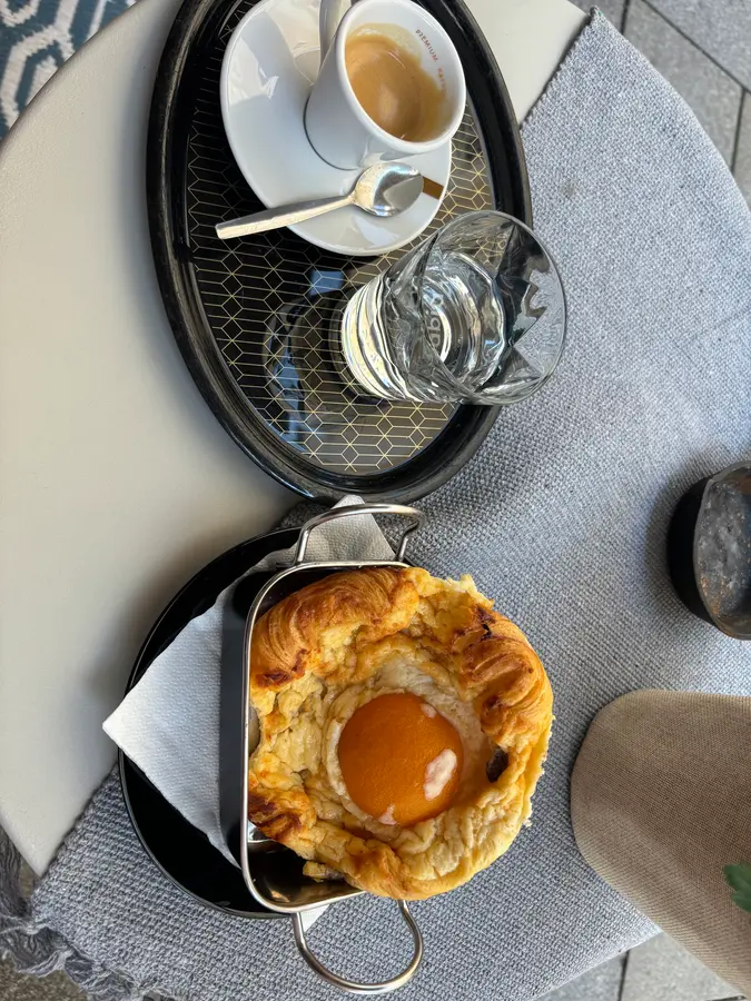 Espresso und ein Plundergebäck mit Fruchtfülle, von oben